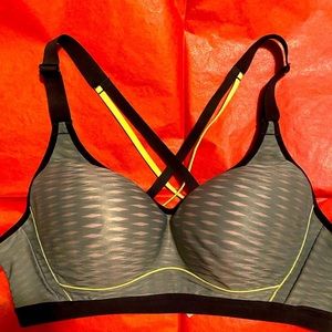 Victorias Secret sports bra size 38C, underwire. Shipping discount!